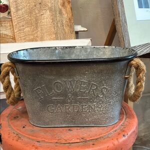Garden & Flower Planter Storage Tin Bucket